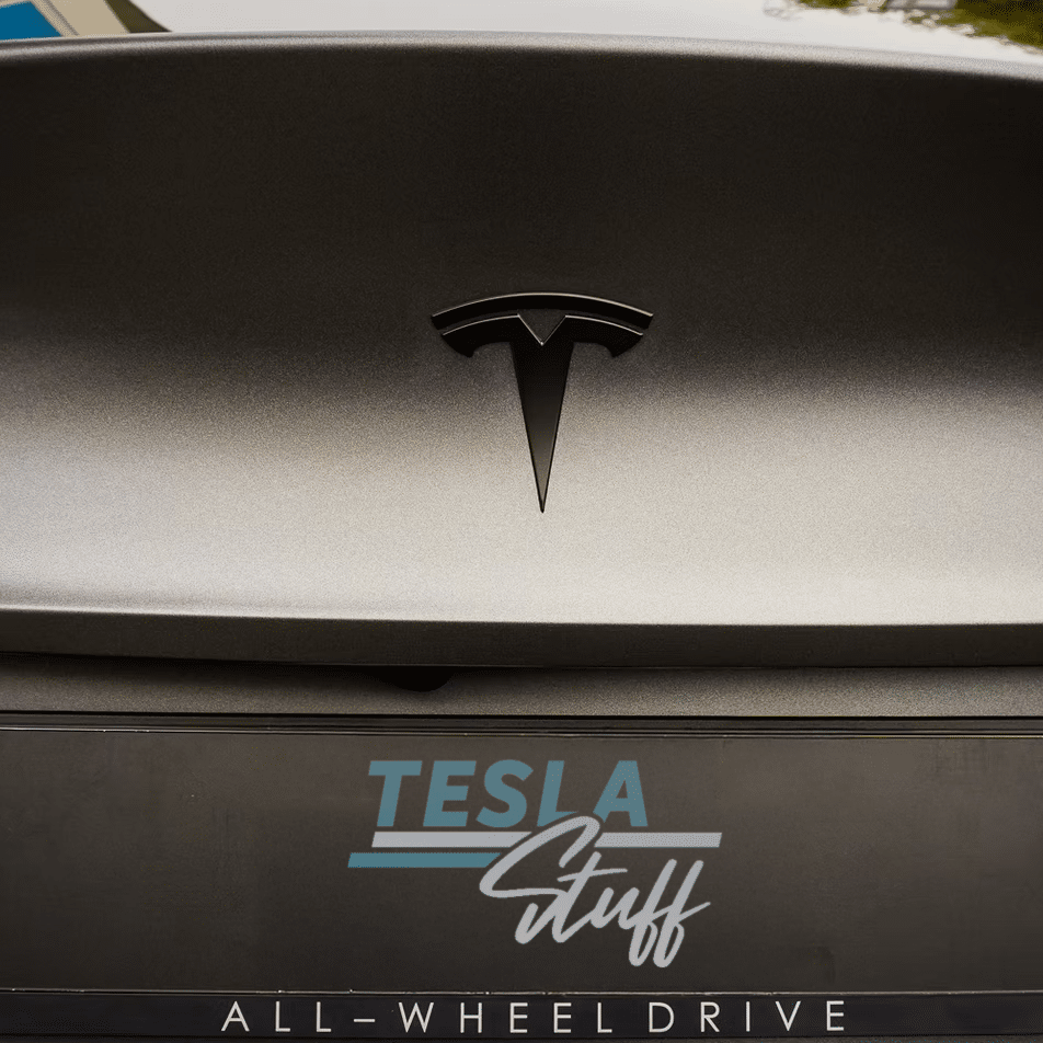 Car wrap en zwart T-logo chrome delete